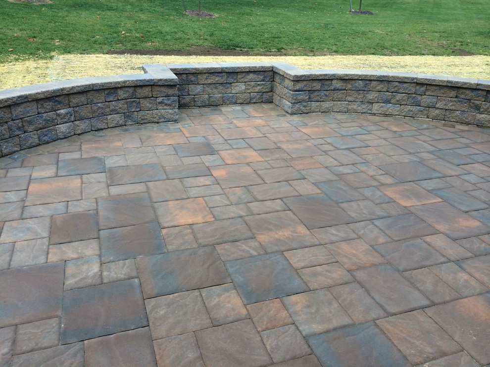 Design ideas for a small country backyard patio in Wilmington with a fire feature and concrete pavers.