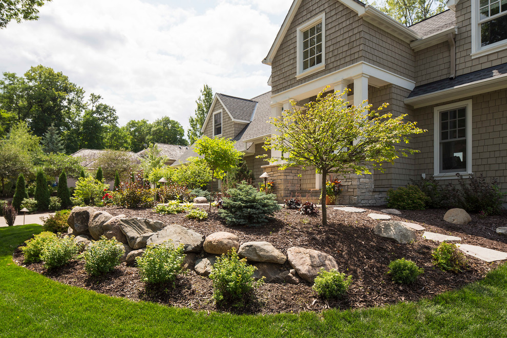 Design ideas for a traditional garden in Minneapolis.