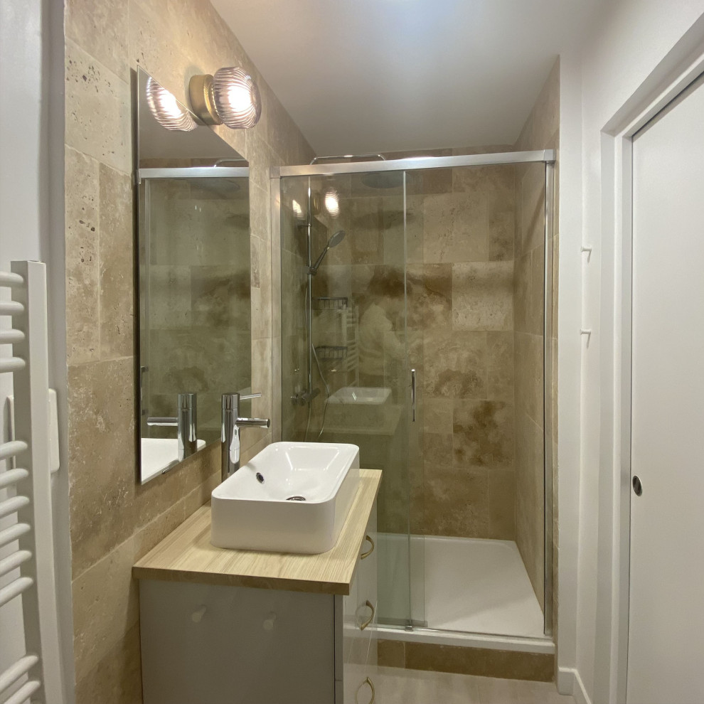 Idées déco pour une salle de bain beige et blanche contemporaine de taille moyenne avec un placard sans porte, des portes de placard beiges, WC à poser, un carrelage beige, du carrelage en travertin, un mur beige, un sol en travertin, un lavabo posé, un plan de toilette en bois, un sol beige, une cabine de douche à porte coulissante, un plan de toilette beige, une niche, meuble simple vasque, meuble-lavabo encastré et un mur en pierre.