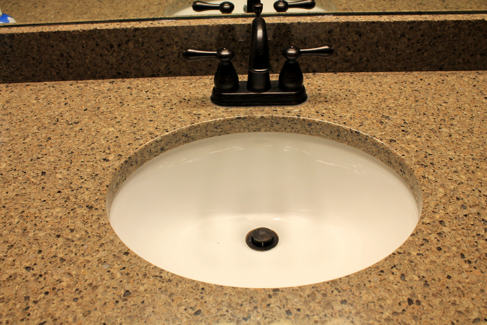 Inspiration for a rustic bathroom remodel in Chicago