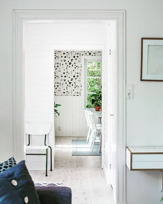 Шведские обои с полевыми цветами в интерьере