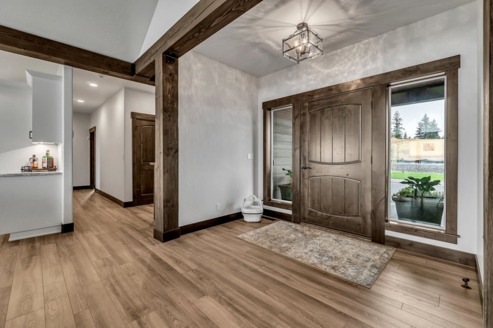 Example of a mountain style entryway design in Seattle
