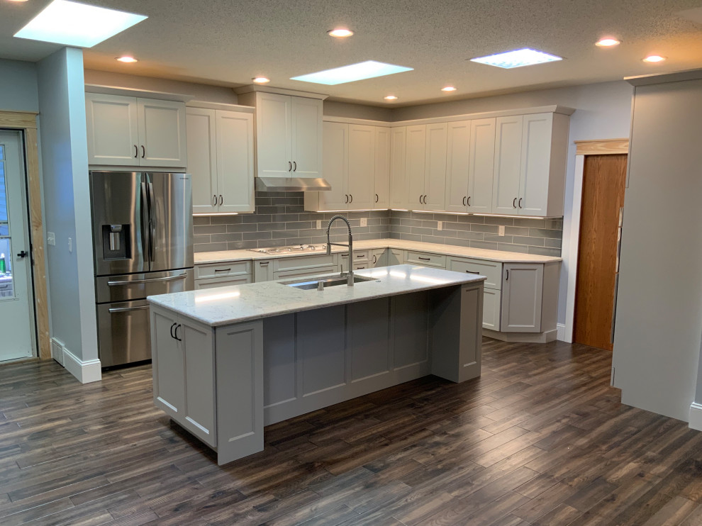 Foto di una cucina chic di medie dimensioni con top in quarzo composito, paraspruzzi grigio e pavimento in vinile