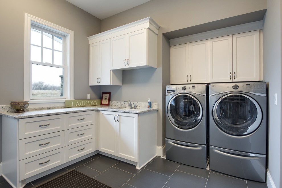 Idee per una lavanderia classica con lavello sottopiano, ante con riquadro incassato, ante bianche, pareti grigie, lavatrice e asciugatrice affiancate e top bianco