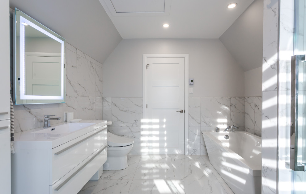 Idées déco pour une grande salle de bain principale contemporaine avec un placard à porte plane, des portes de placard blanches, une baignoire indépendante, une douche d'angle, un bidet, un carrelage blanc, des carreaux de porcelaine, un mur blanc, un sol en carrelage de porcelaine, un lavabo intégré, un plan de toilette en quartz modifié, un sol blanc, une cabine de douche à porte coulissante, un plan de toilette blanc, meuble double vasque et meuble-lavabo suspendu.