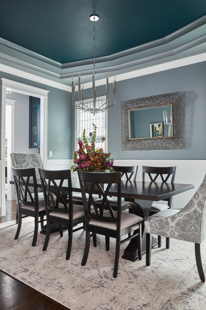 Inspiration pour une salle à manger traditionnelle fermée et de taille moyenne avec un mur bleu, parquet foncé, aucune cheminée, un sol marron et un plafond décaissé.