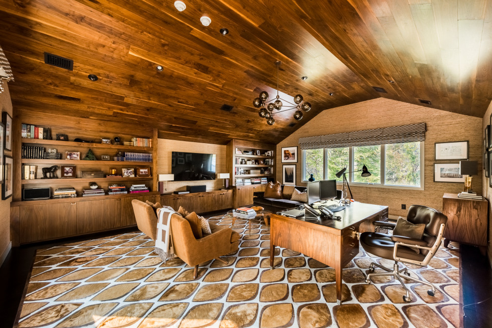 Cette photo montre un grand bureau rétro avec un mur marron, parquet foncé, un bureau indépendant, un sol marron et un plafond en bois.
