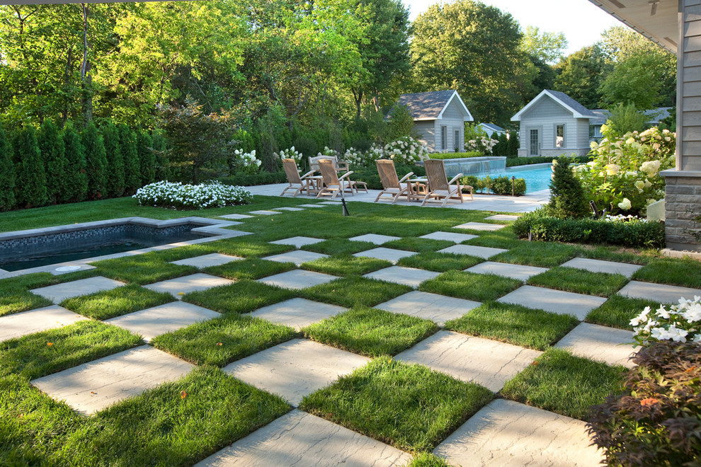 Design ideas for a traditional backyard garden in Philadelphia with a water feature.