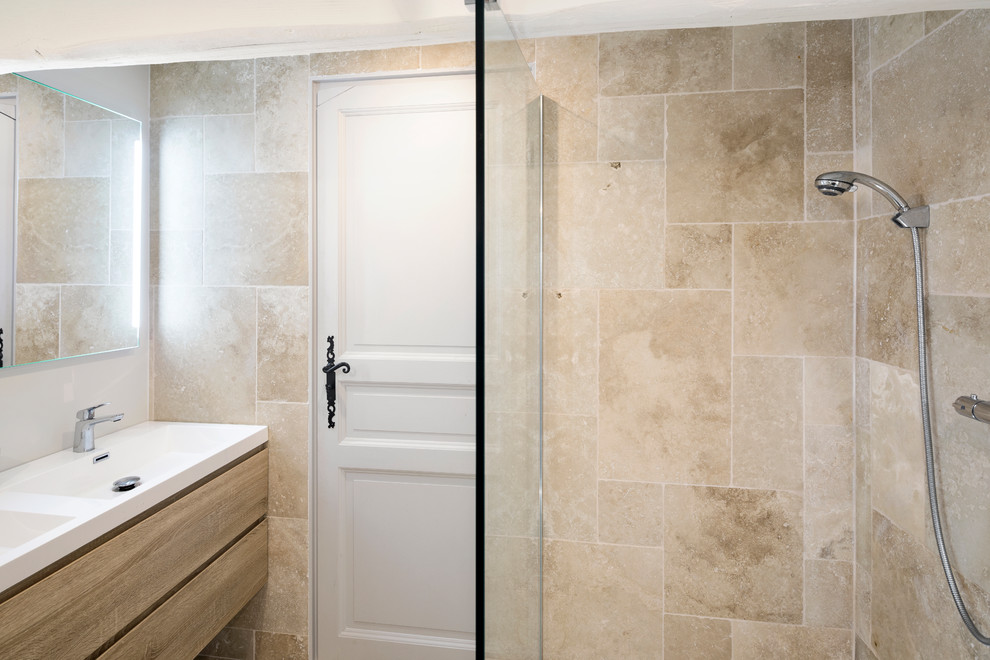 Salle d'eau?[Idée de décoration pour salle d'eau With une douche à l'italienne, WC suspendus, du carrelage en travertin, un mur blanc, un sol en travertin, un plan vasque and un sol beige.]:[Idées de décoration pour salles d'eau With une douche à l'italienne, WC suspendus, du carrelage en travertin, un mur blanc, un sol en travertin, un plan vasque and un sol beige.]