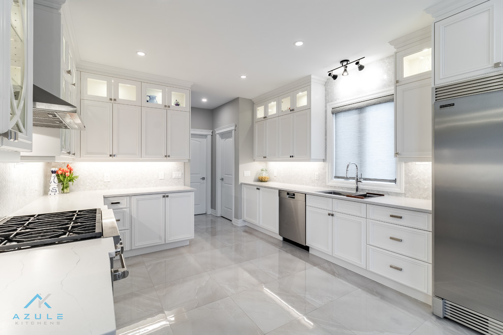 Example of a transitional home design design in Toronto