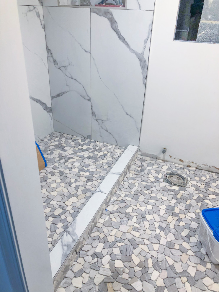 Inredning av ett modernt litet vit vitt en-suite badrum, med släta luckor, bruna skåp, en öppen dusch, en bidé, svart och vit kakel, marmorkakel, vita väggar, klinkergolv i keramik, ett fristående handfat, bänkskiva i kvarts, flerfärgat golv och dusch med skjutdörr