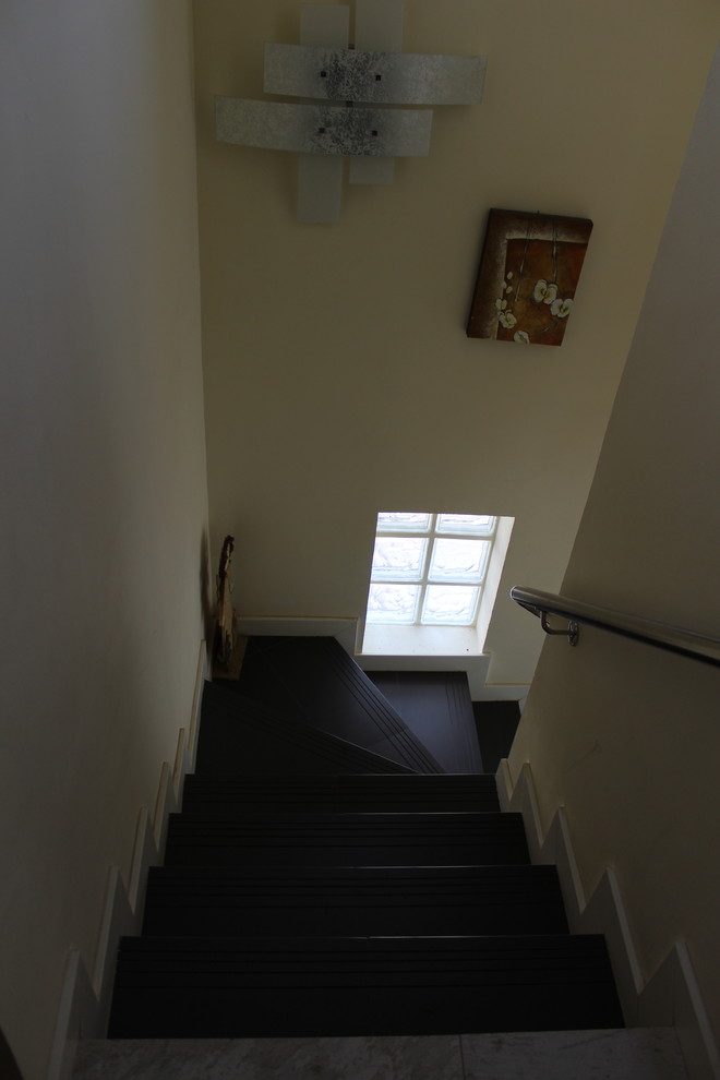 Foto de escalera en L tradicional renovada de tamaño medio