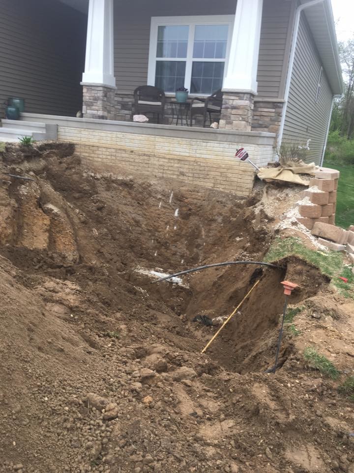 Inspiration for a front yard landscaping in Cedar Rapids.