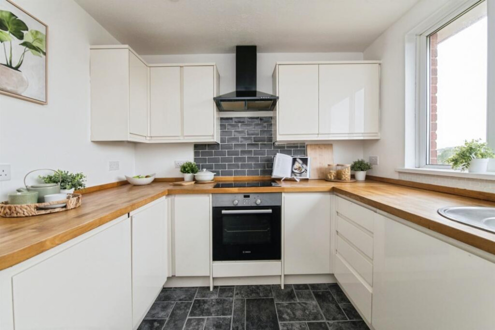 4 Woodleigh Close - Stage To Sell