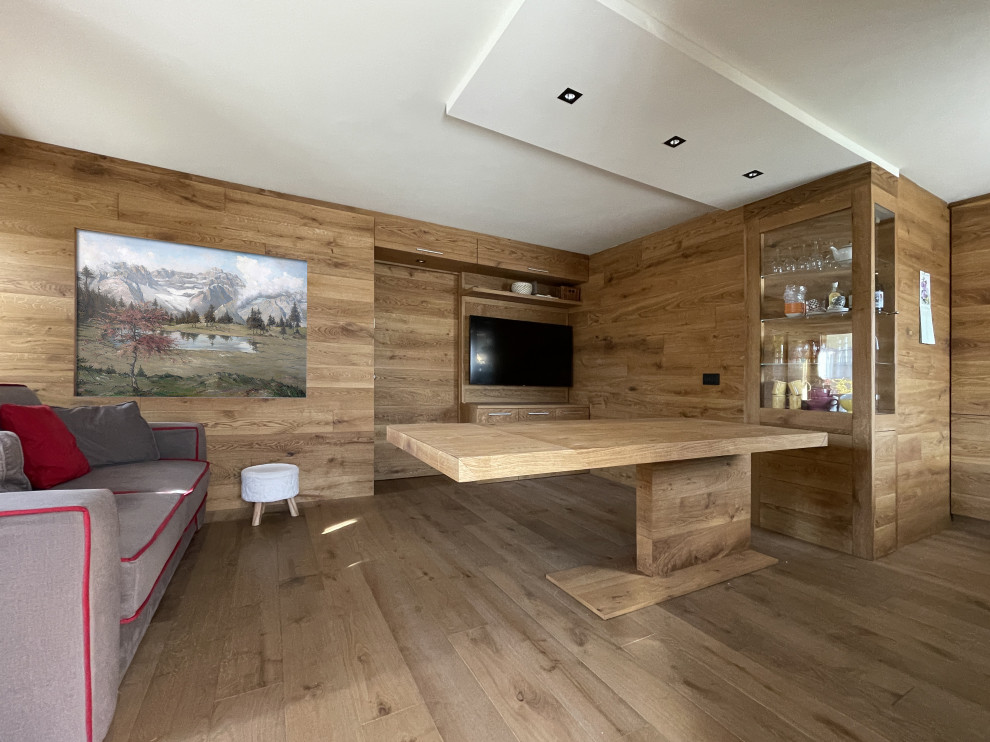 Cette image montre une petite salle à manger ouverte sur le salon design avec un mur marron, parquet clair, un sol marron, un plafond décaissé et boiseries.