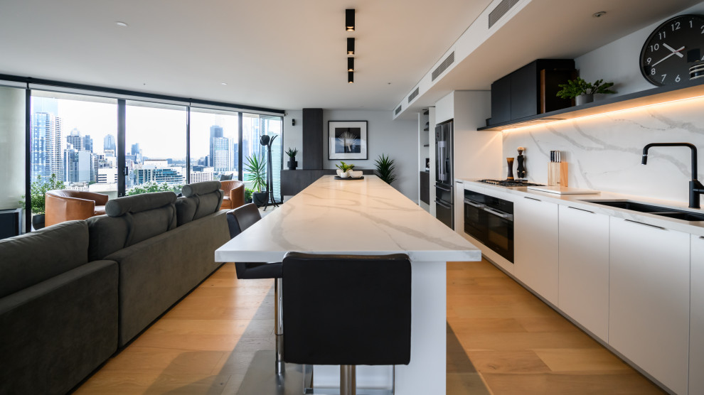Offene Moderne Küche mit flächenbündigen Schrankfronten und Kücheninsel in Melbourne