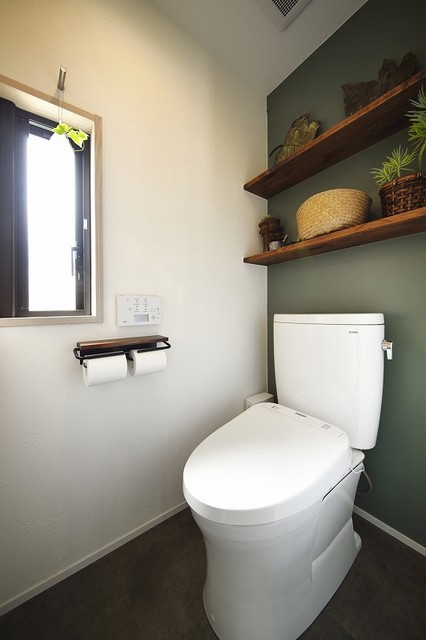 ひかげに負けない！密集地でも光あふれる家に。 asiatisch-gaestetoilette