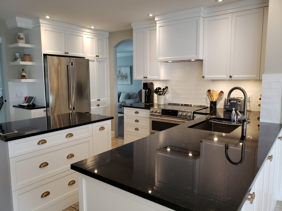 Transitional kitchen photo in Montreal