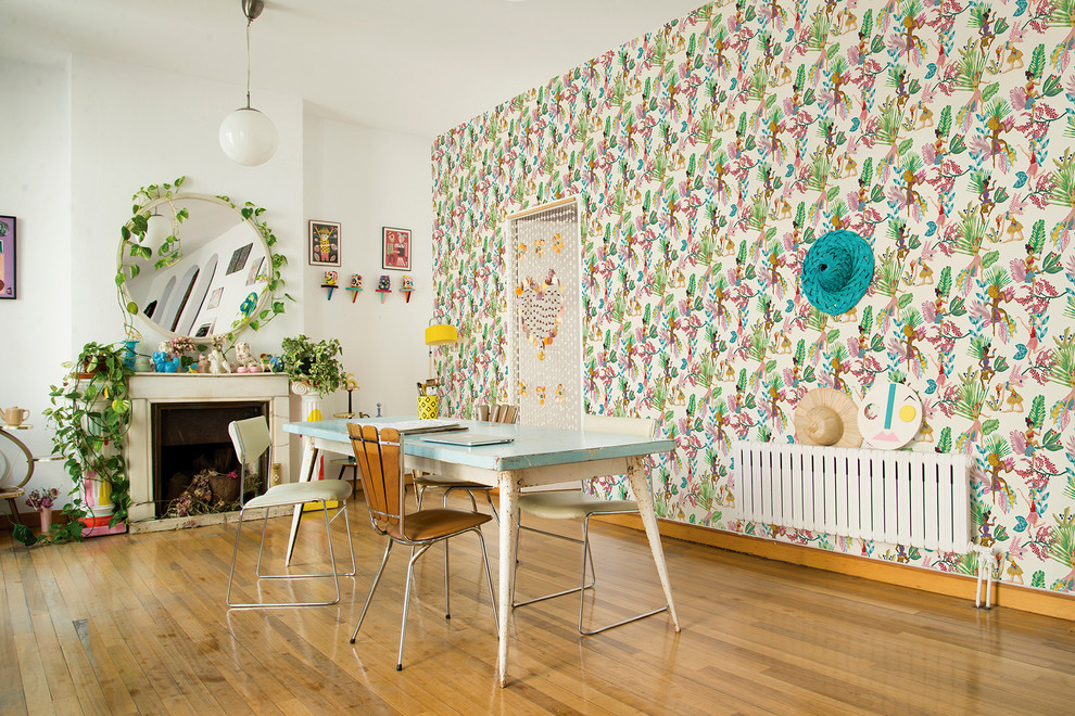 Diseño de comedor ecléctico de tamaño medio abierto con paredes multicolor, suelo de madera en tonos medios, todas las chimeneas y marco de chimenea de piedra