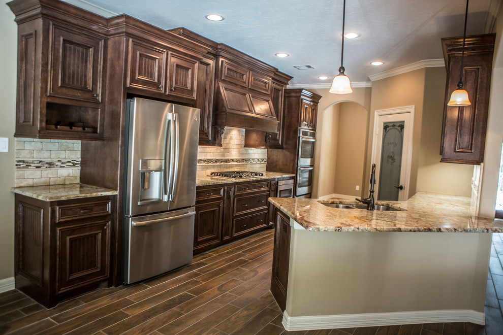 Kitchen - rustic kitchen idea in Houston