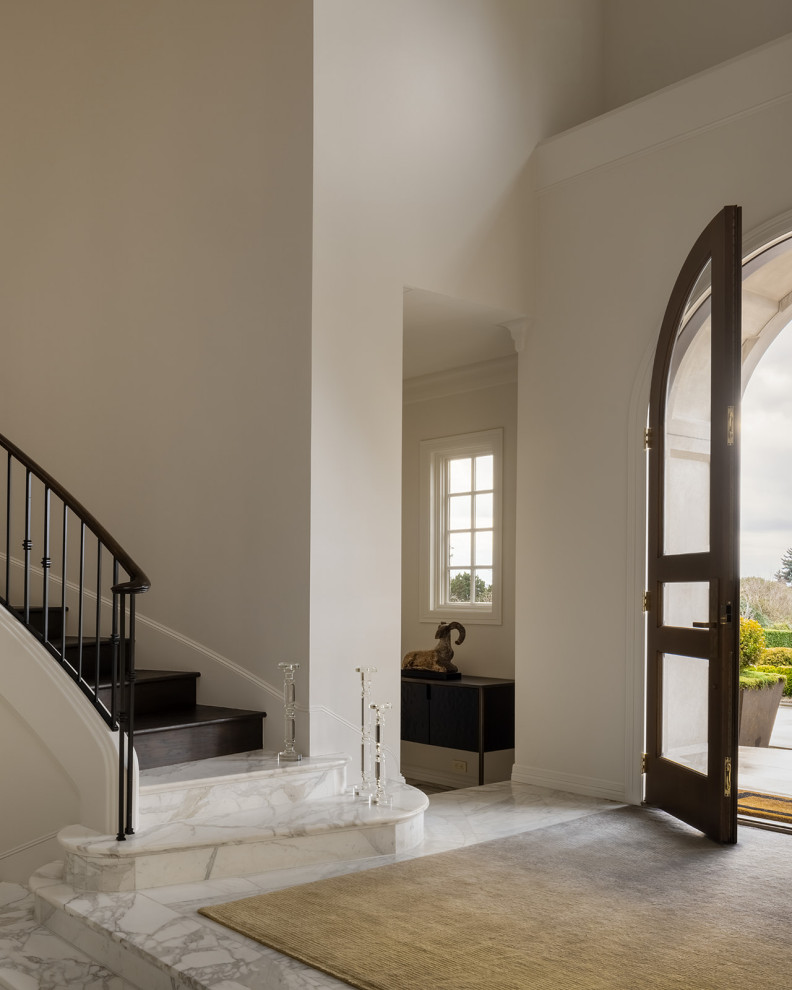 Example of a transitional entryway design in Seattle