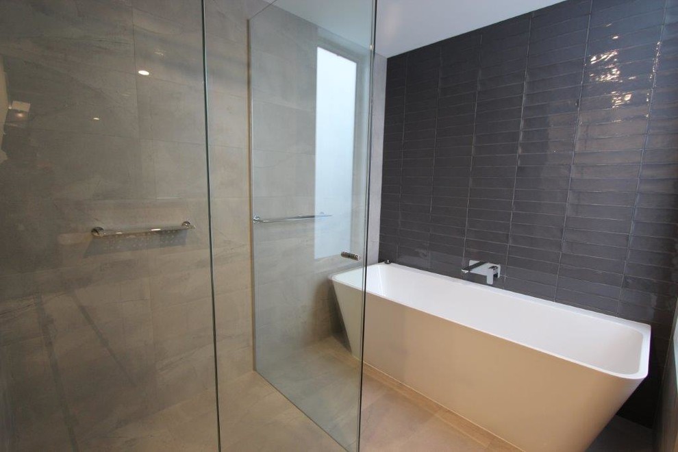 This is an example of a mid-sized modern master bathroom in Melbourne.