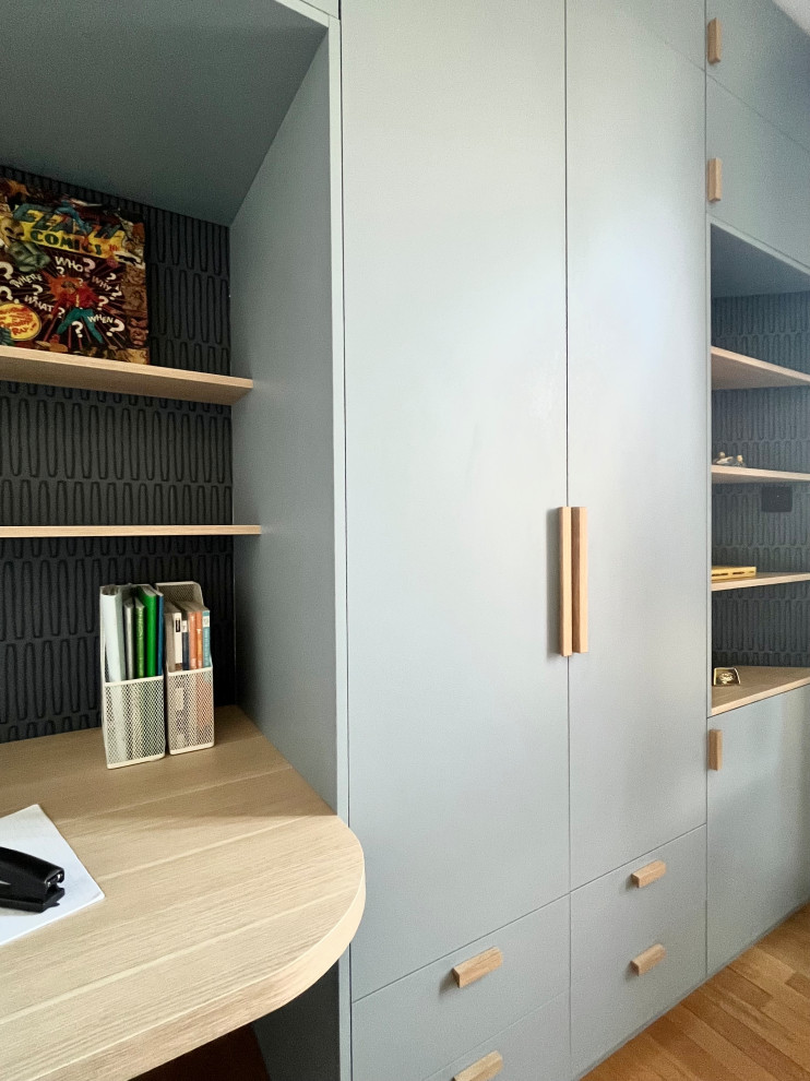Meuble sur-mesure : bureau, placard, tiroir et étagères avec papier peint