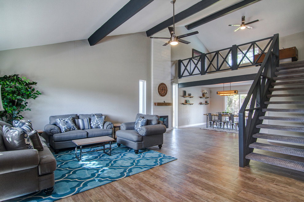 Example of a transitional home design design in Phoenix