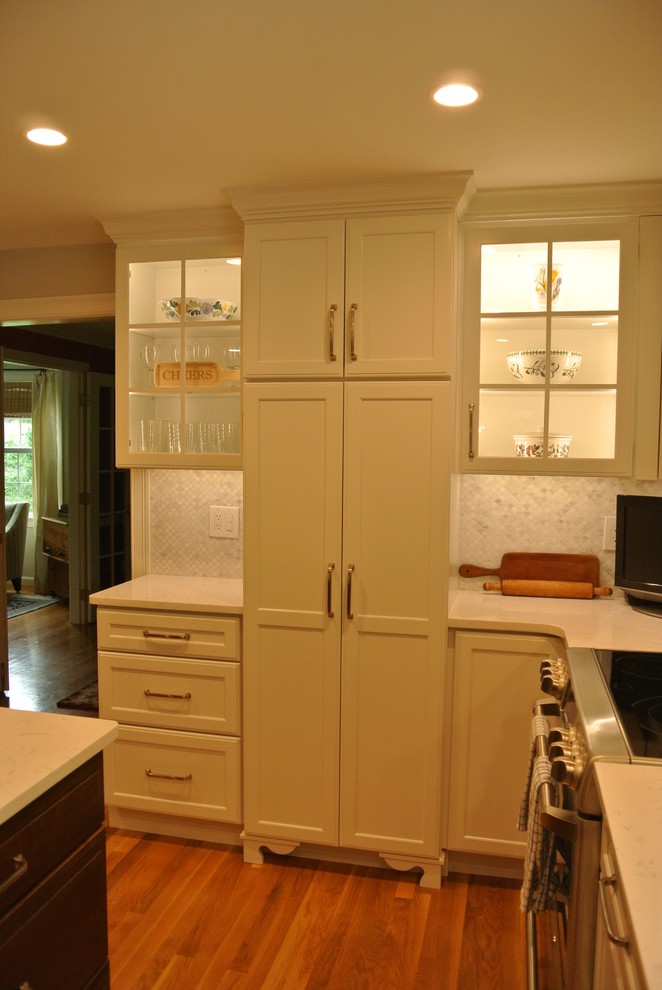 Example of a transitional medium tone wood floor eat-in kitchen design in Boston with an undermount sink, shaker cabinets, quartz countertops, beige backsplash, mosaic tile backsplash, stainless steel appliances, an island and white countertops