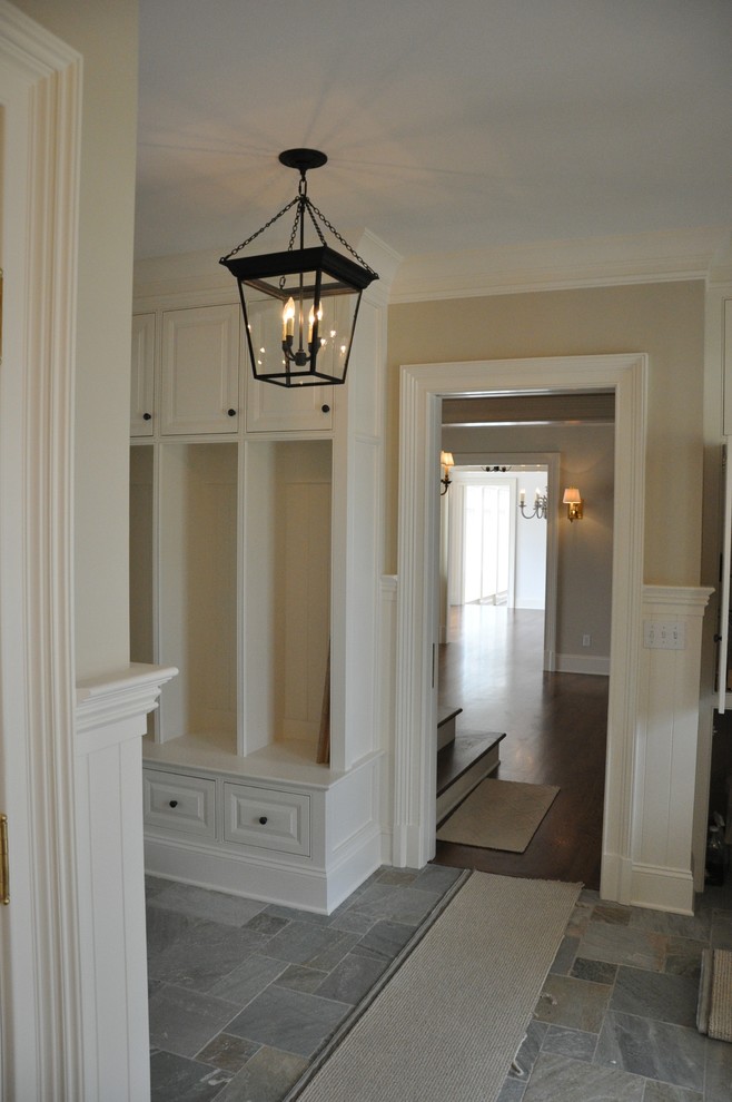 Example of a transitional entryway design in Cleveland