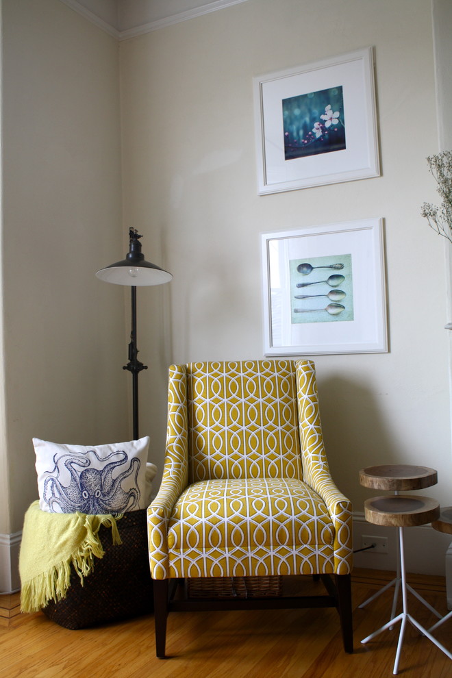 Cette image montre un salon bohème de taille moyenne et fermé avec un mur blanc, parquet clair, un poêle à bois et un manteau de cheminée en pierre.