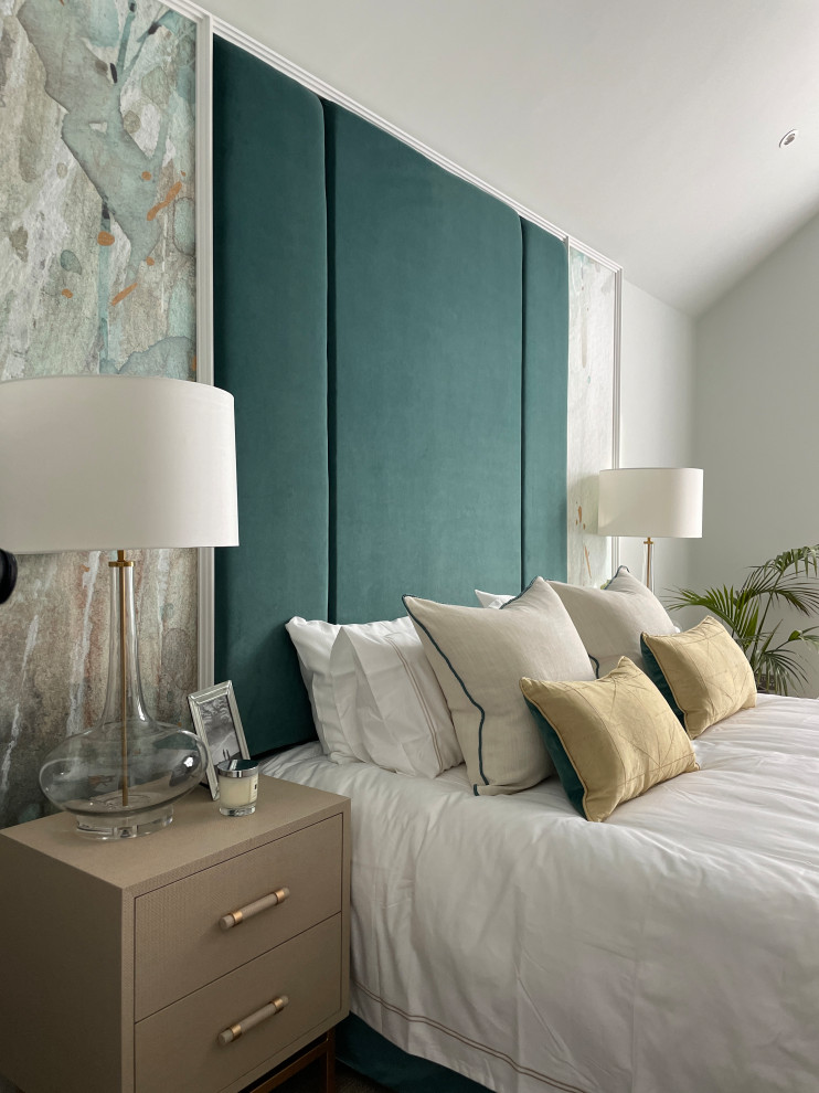 Imagen de dormitorio principal minimalista extra grande con paredes verdes, moqueta y suelo beige