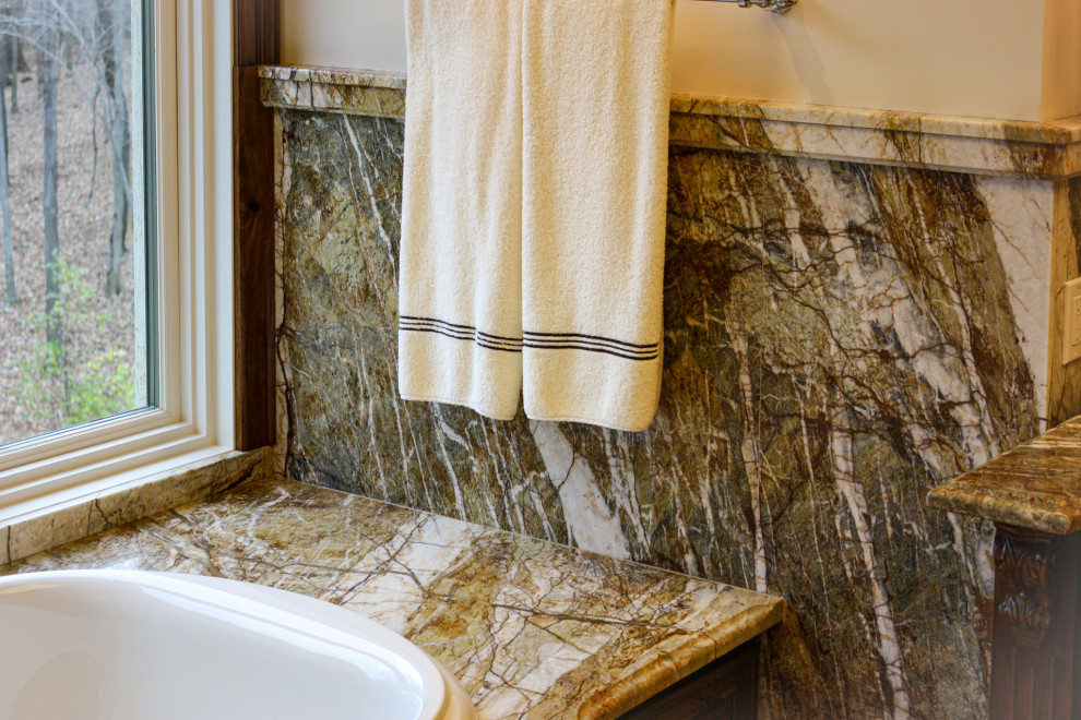 Ispirazione per una stanza da bagno tradizionale con top in granito