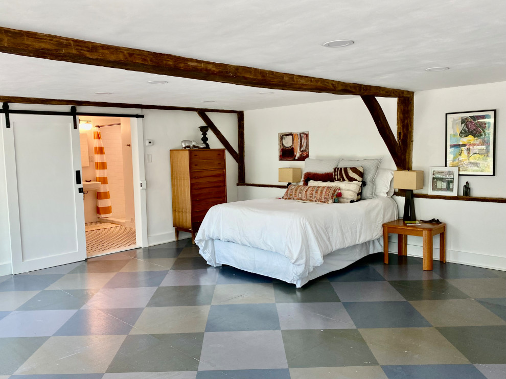 Идея дизайна: большая спальня на антресоли в стиле фьюжн с белыми стенами, деревянным полом, разноцветным полом и балками на потолке