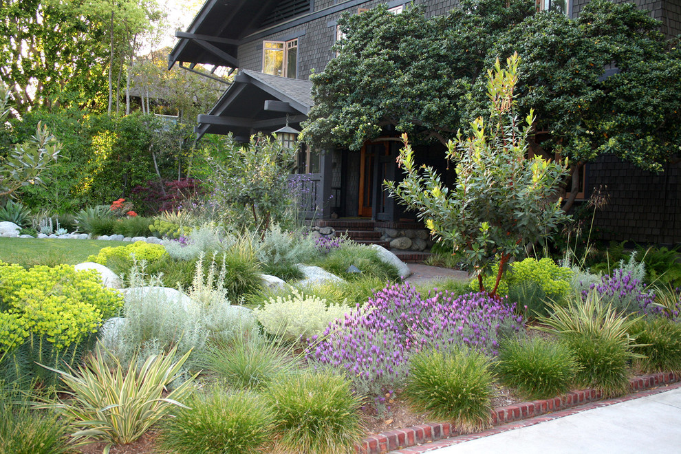 Design ideas for a mid-sized arts and crafts front yard full sun xeriscape in Los Angeles with a garden path and brick pavers.