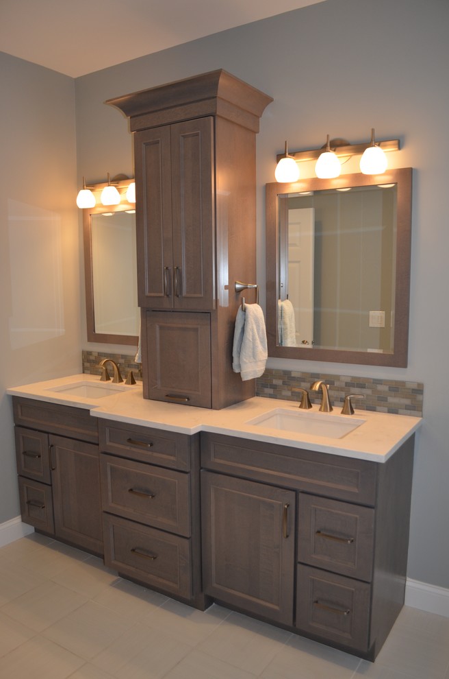 Example of a transitional home design design in Boston