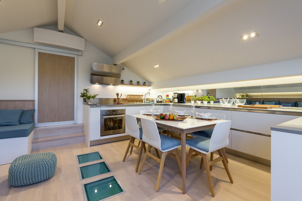 Photo of a modern kitchen in Nice.