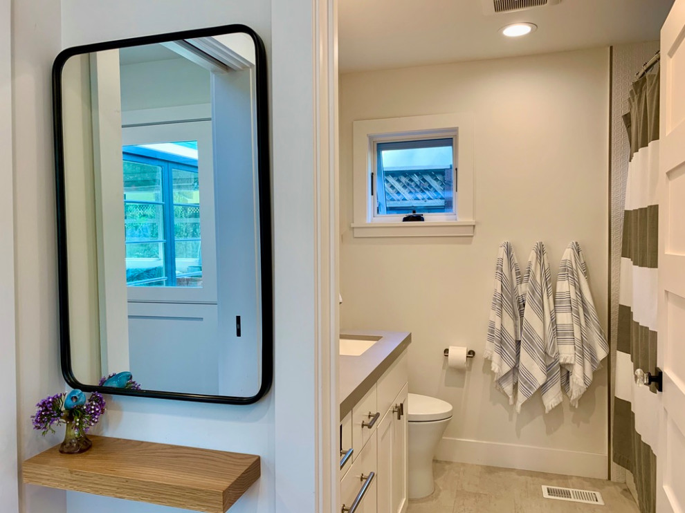 Inspiration för ett litet amerikanskt grå grått badrum, med skåp i shakerstil, vita skåp, ett badkar i en alkov, en dusch/badkar-kombination, en toalettstol med hel cisternkåpa, vit kakel, keramikplattor, vita väggar, klinkergolv i keramik, ett undermonterad handfat, bänkskiva i kvarts, beiget golv och dusch med duschdraperi