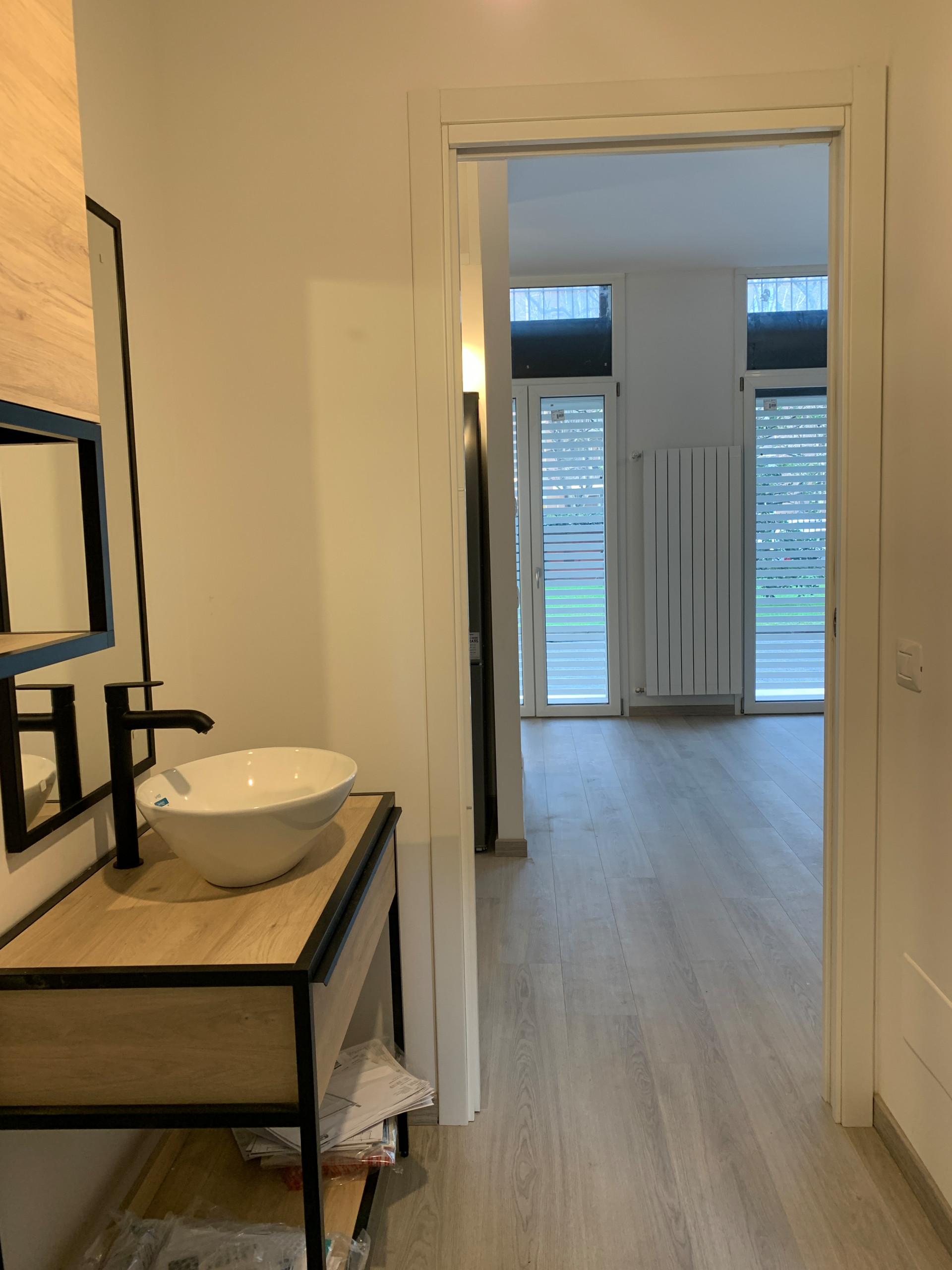 antibagno attrezzato con lavabo e lavatrice