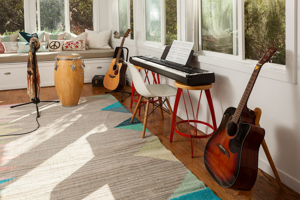 Design ideas for a mid-sized beach style sunroom in Los Angeles with medium hardwood floors.