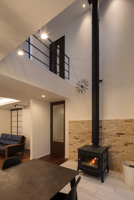 田園の2世帯住宅 moderno-soggiorno