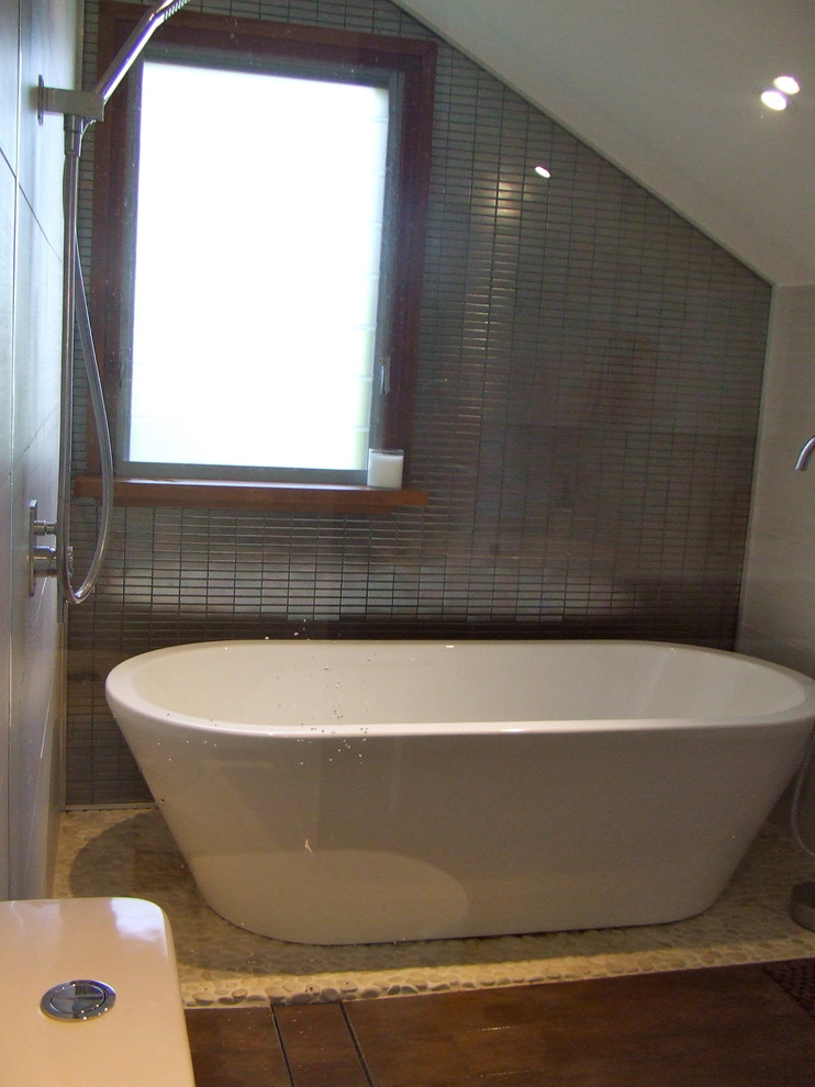 На фото: ванная комната в восточном стиле с