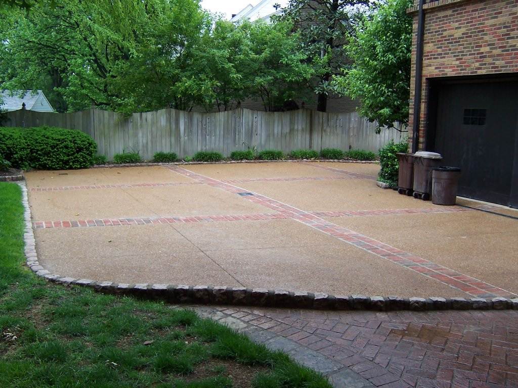 Ladue, Missouri exposed aggreate driveway with brick banding