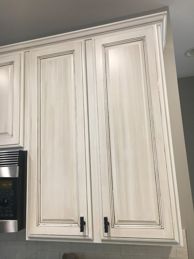 Mid-sized mountain style l-shaped light wood floor and brown floor eat-in kitchen photo in Indianapolis with an undermount sink, shaker cabinets, white cabinets, quartzite countertops, gray backsplash, travertine backsplash, stainless steel appliances, an island and black countertops