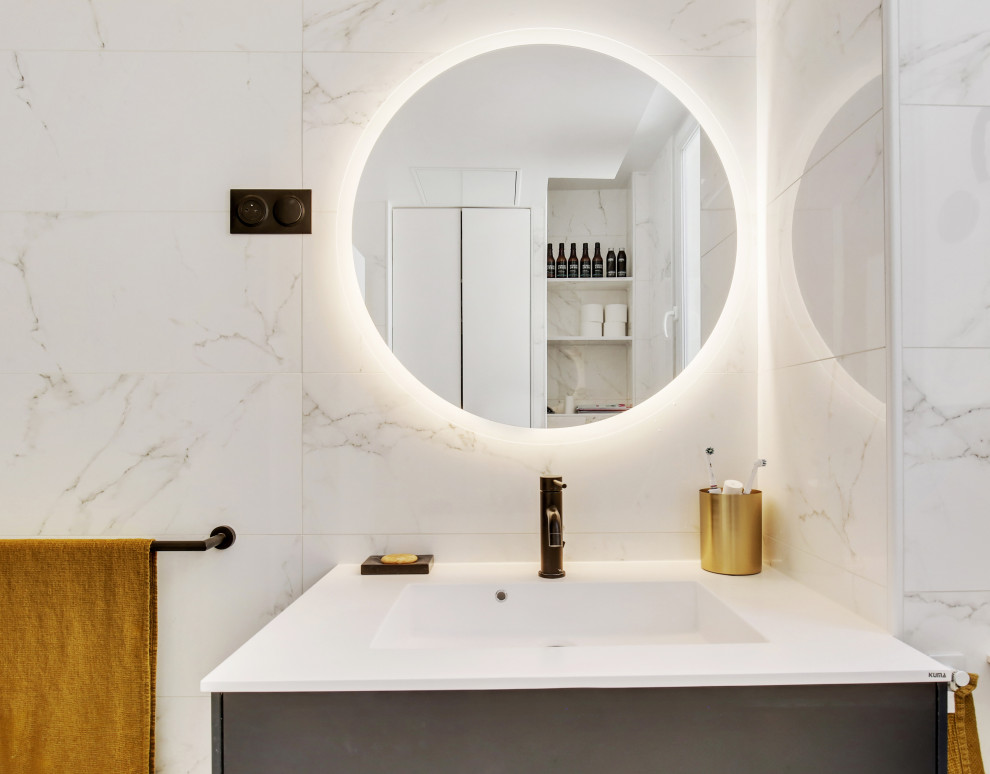 Salle de bain?[Cette photo montre salle de bain With un placard à porte affleurante, des portes de placard noires, une douche à l'italienne, WC suspendus, un carrelage blanc, des carreaux de céramique, un mur blanc, un sol en carrelage de céramique, un lavabo encastré, un plan de toilette en quartz modifié, un sol blanc, une cabine de douche à porte coulissante, un plan de toilette blanc, meuble simple vasque and meuble-lavabo suspendu.]:[Cette photo montre salles de bain With un placard à porte affleurante, des portes de placard noires, une douche à l'italienne, WC suspendus, un carrelage blanc, des carreaux de céramique, un mur blanc, un sol en carrelage de céramique, un lavabo encastré, un plan de toilette en quartz modifié, un sol blanc, une cabine de douche à porte coulissante, un plan de toilette blanc, meuble simple vasque and meuble-lavabo suspendu.]