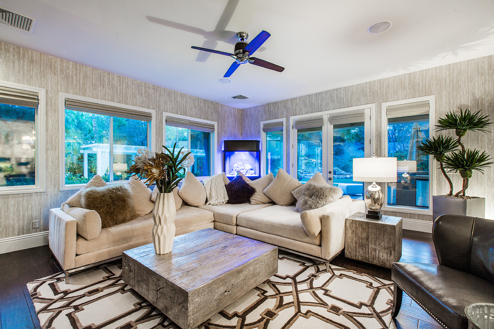 Photo of a mid-sized transitional living room in Las Vegas.