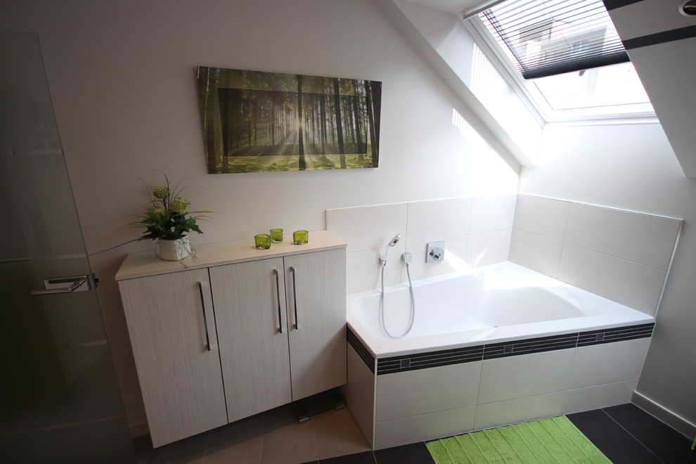 This is an example of a mid-sized contemporary bathroom in Cologne.