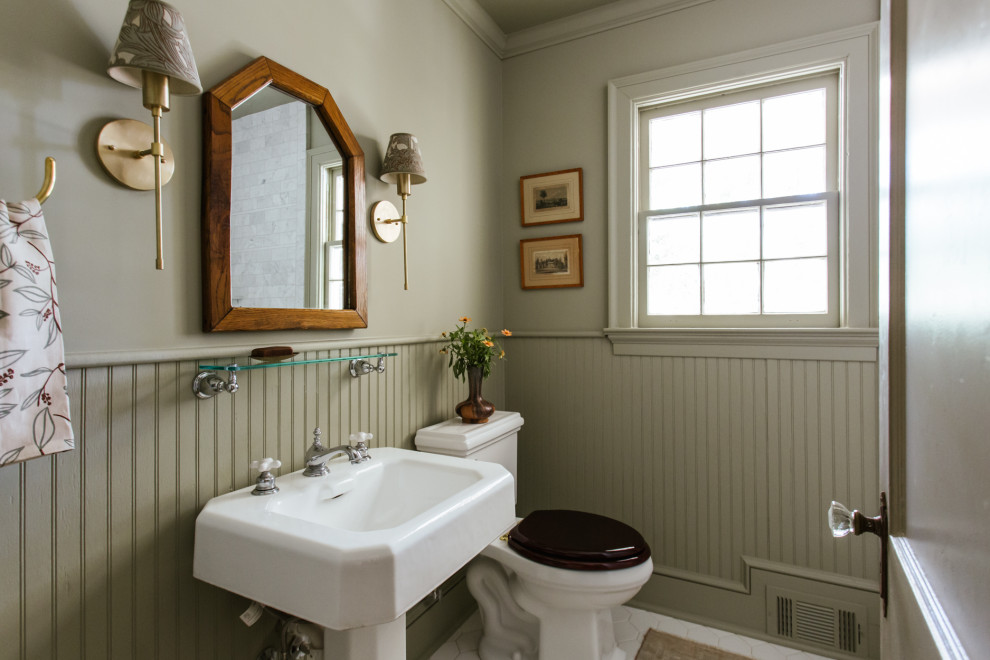 Ispirazione per un bagno di servizio tradizionale con WC a due pezzi, pareti verdi, pavimento bianco e boiserie
