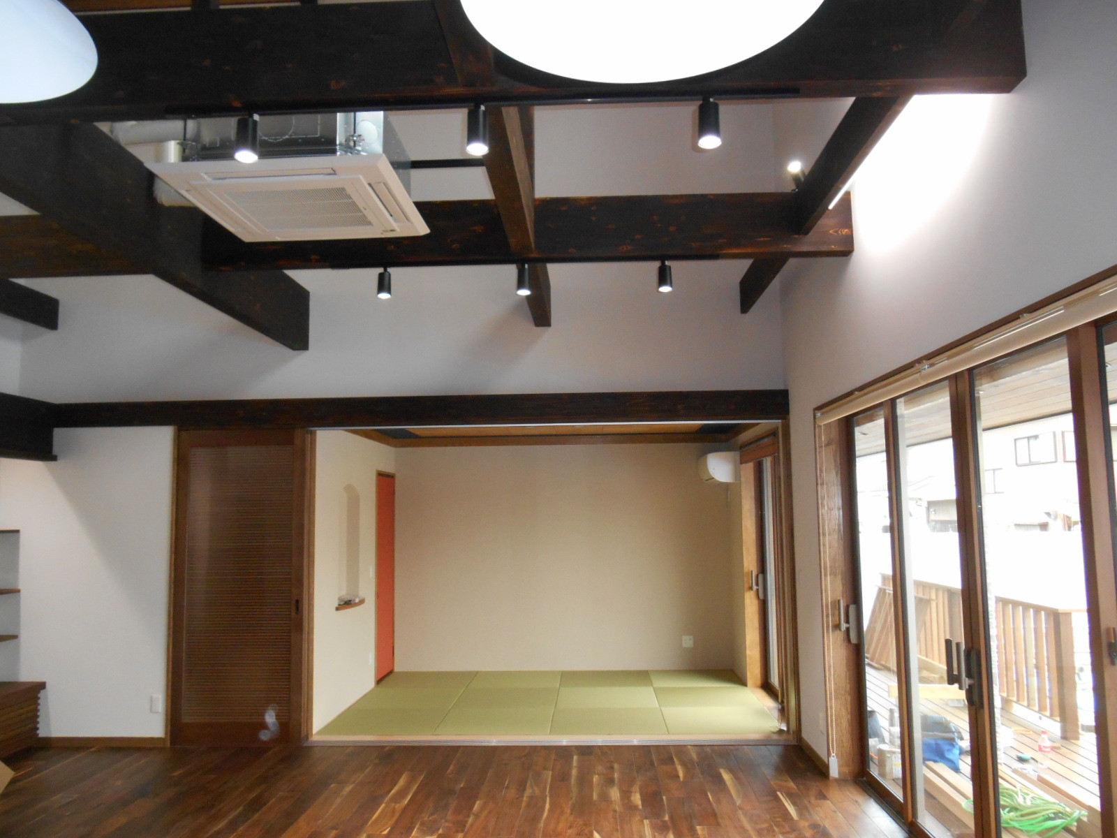 吹き抜け天井のLDKとつづく茶の間