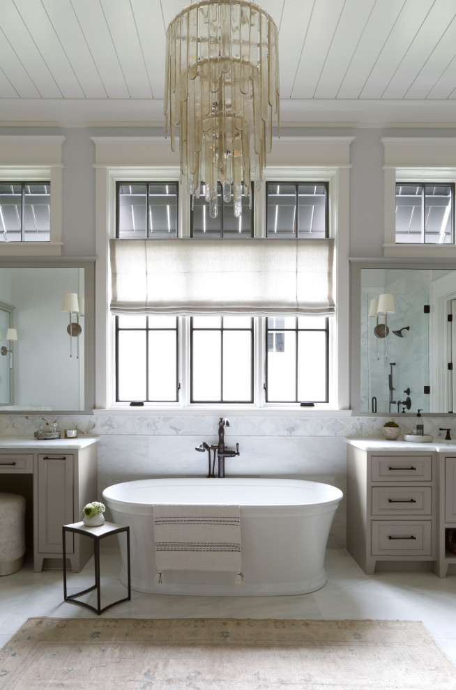 Стильный дизайн: большая главная ванная комната с фасадами в стиле шейкер, серыми фасадами, отдельно стоящей ванной, угловым душем, белой плиткой, мраморной плиткой, серыми стенами, мраморным полом, врезной раковиной, мраморной столешницей, белым полом, душем с распашными дверями, белой столешницей, тумбой под две раковины, встроенной тумбой и потолком из вагонки - последний тренд